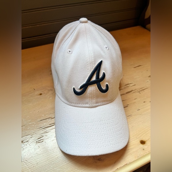 New Era White Atlanta braves Cap with Black Logo - Picture 1 of 6